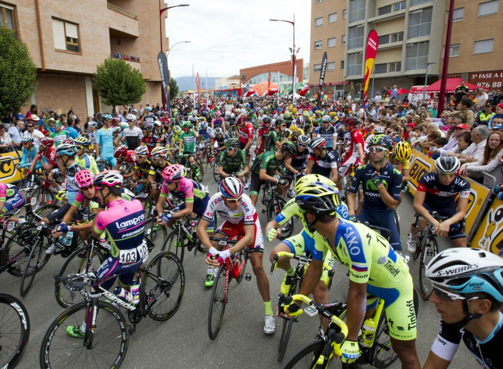 A breakaway group of twenty-four riders was established during a fast day of racing 
