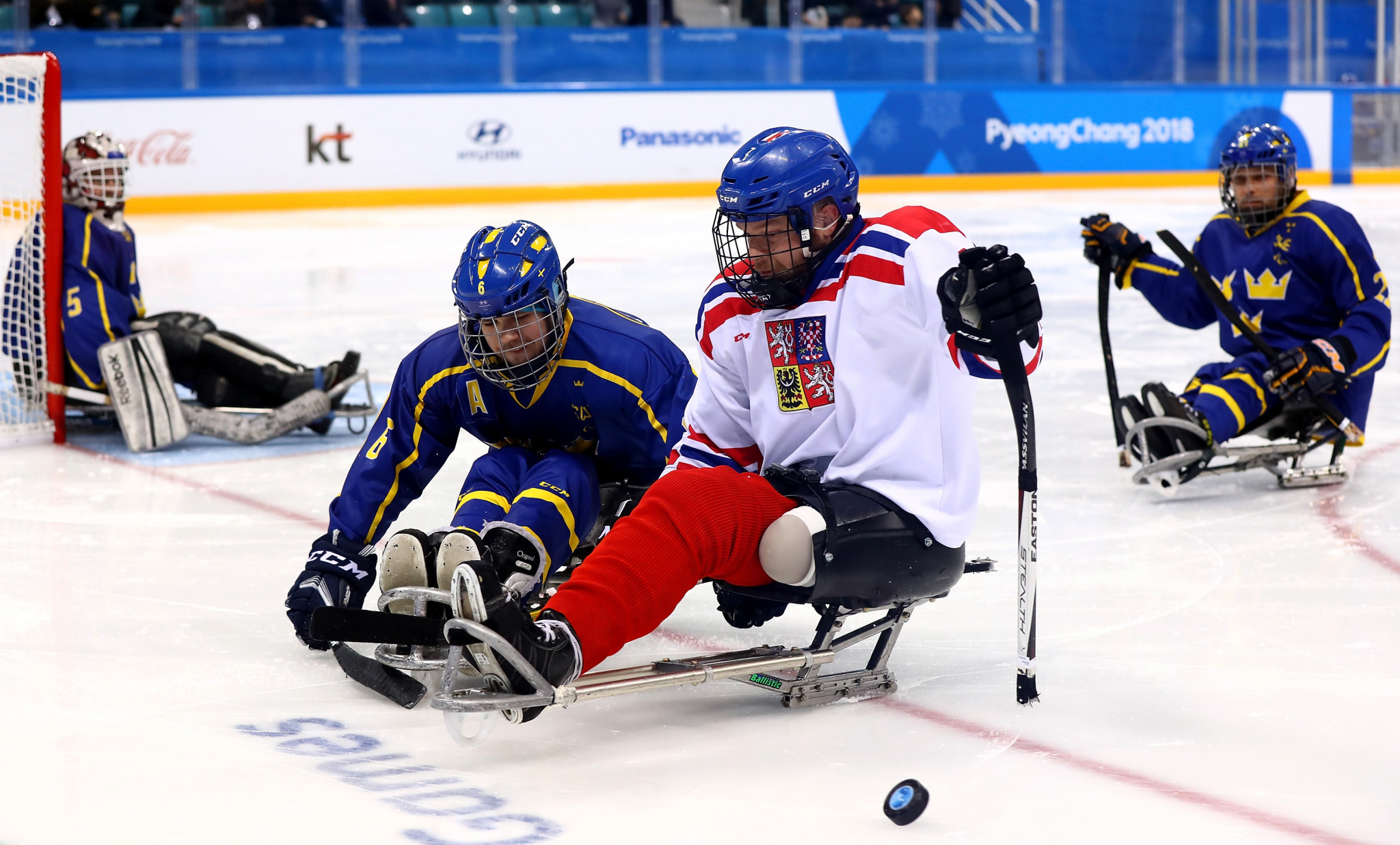 David Motycka of Czech Republic battles for the puck with Peter Nilsson of Sweden in a match at the Gangneung Hockey Centre ©Getty Images