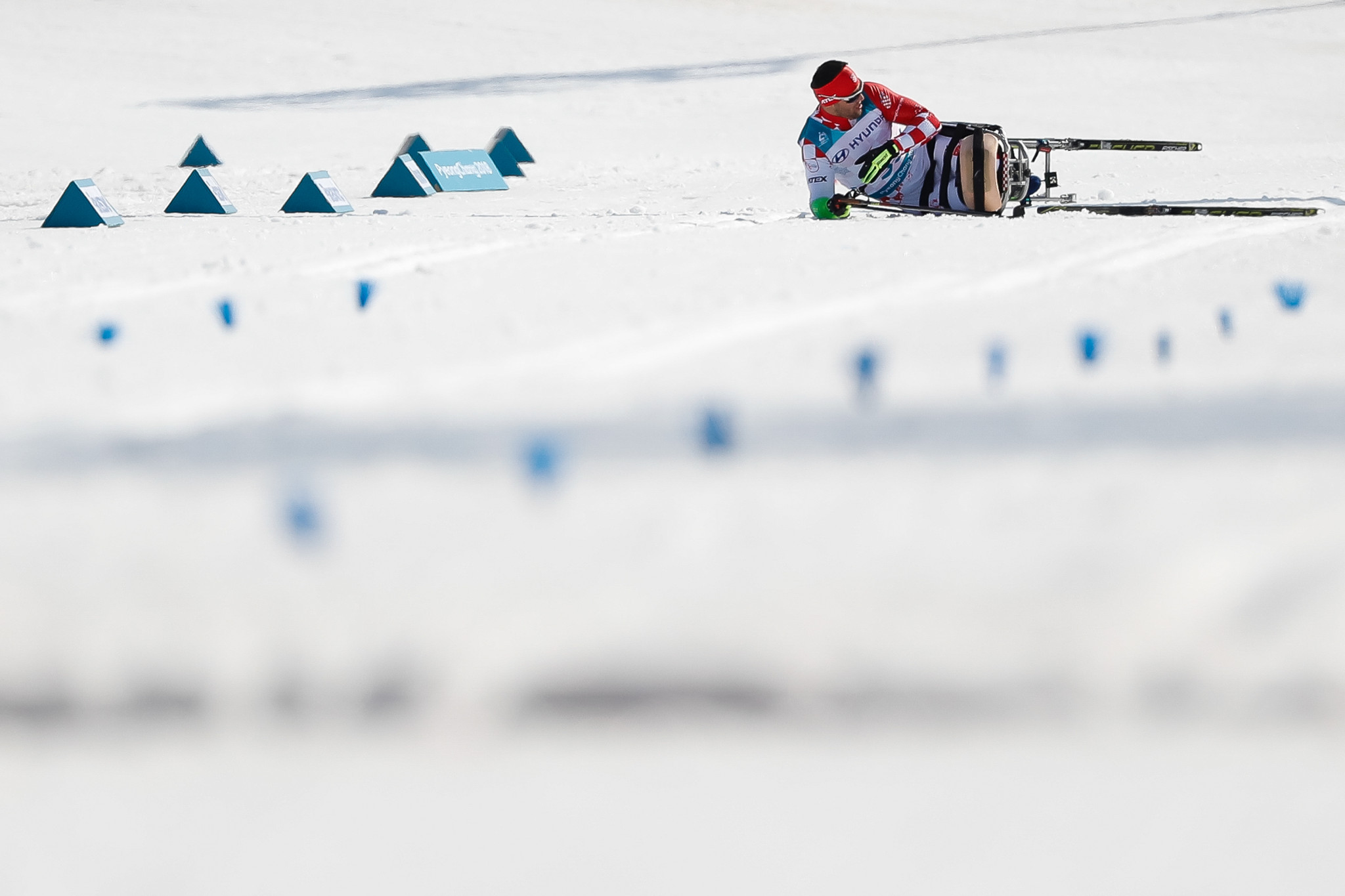 Josip Zima of Croatia falls during the men's 1.1km sitting cross-country skiing qualifying race ©Getty Images 