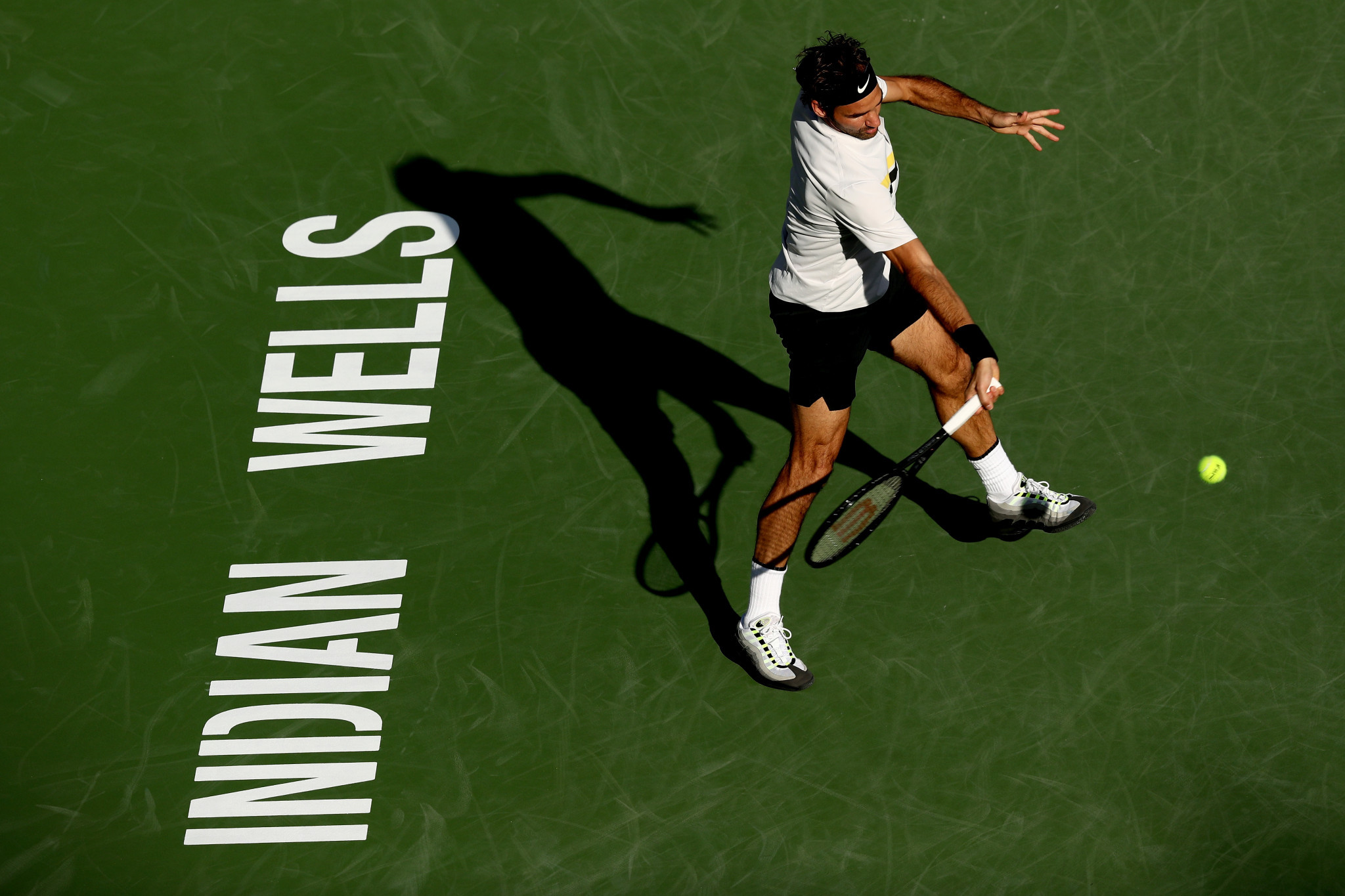 Federer eases into quarterfinals at Indian Wells Masters