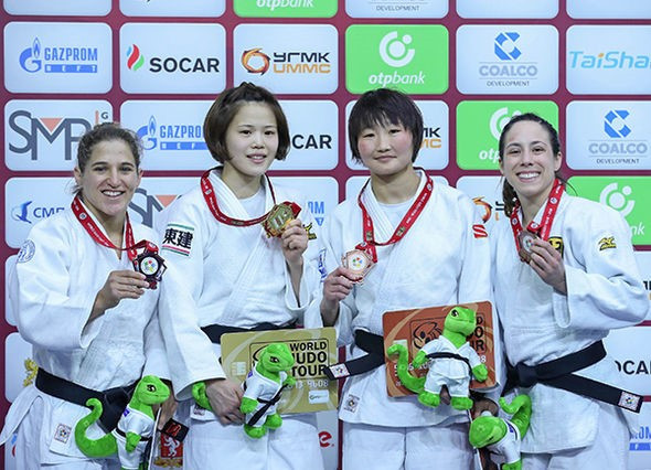 Hiromi Endo, second left, beat the Olympic champion on the way to victory ©IJF