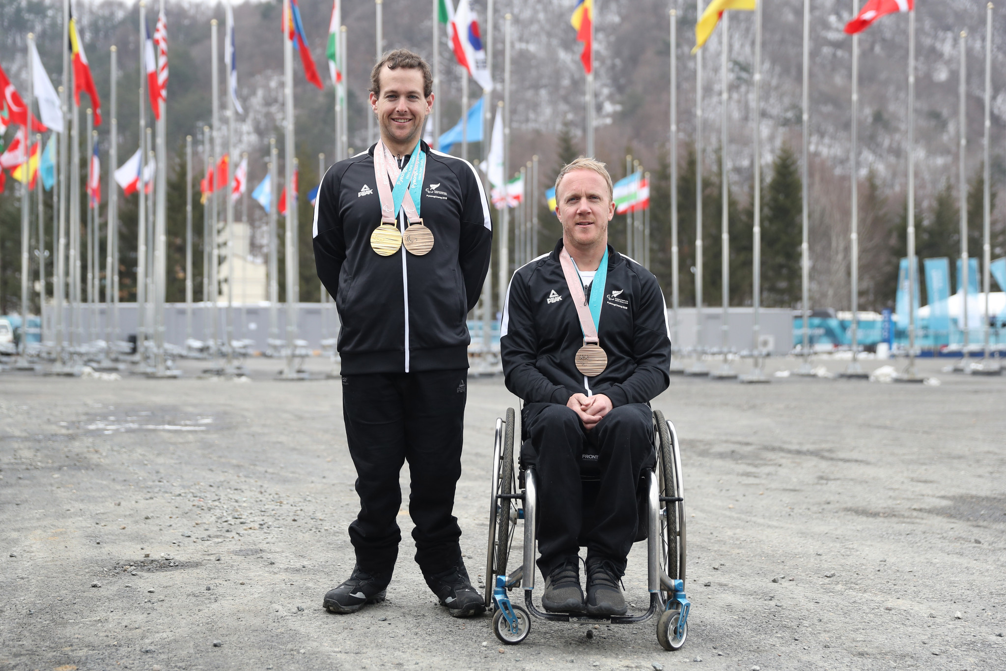 New Zealand medallists Adam Hall and Corey Peters pose at the Athletes' Village ©Getty Images