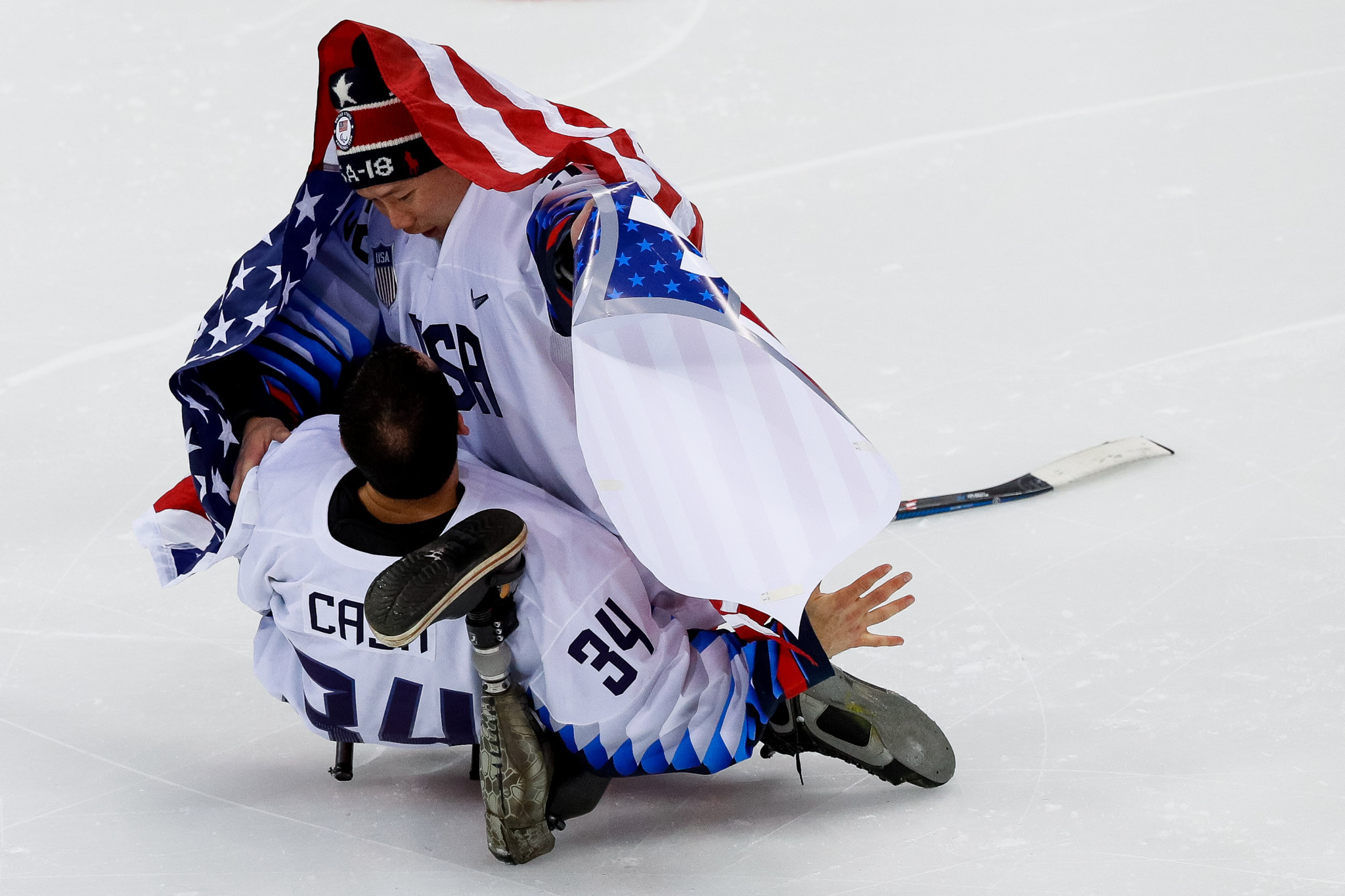United States goalkeepers Steve Cash and Jen Lee celebrate their side's victory over Canada in the Para-ice hockey final ©Getty Images