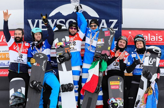 Winners in the men's team snowboard cross line up at the FIS World Cup in Veysonnaz ©FIS