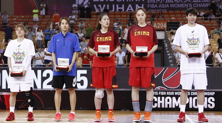 Ramu Tokashiki (right) was awarded the Most Valuable Player award and a place in the team of the tournament ©FIBA