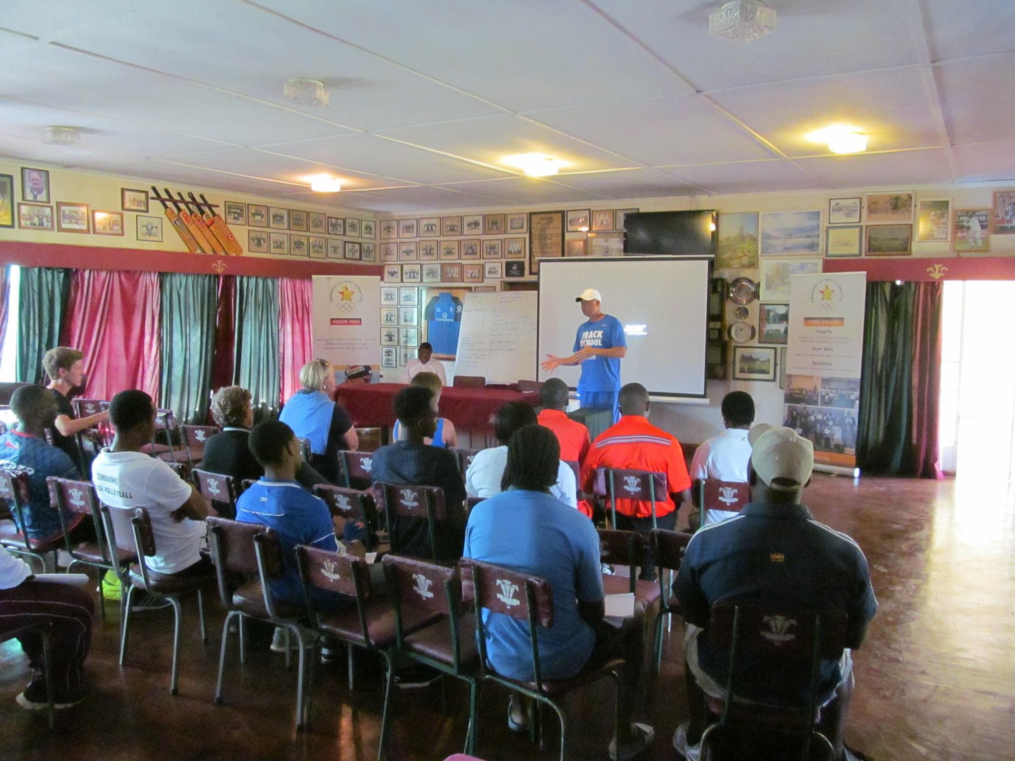 Arnold Payne led a sport science lecture in Harare ©ZOC
