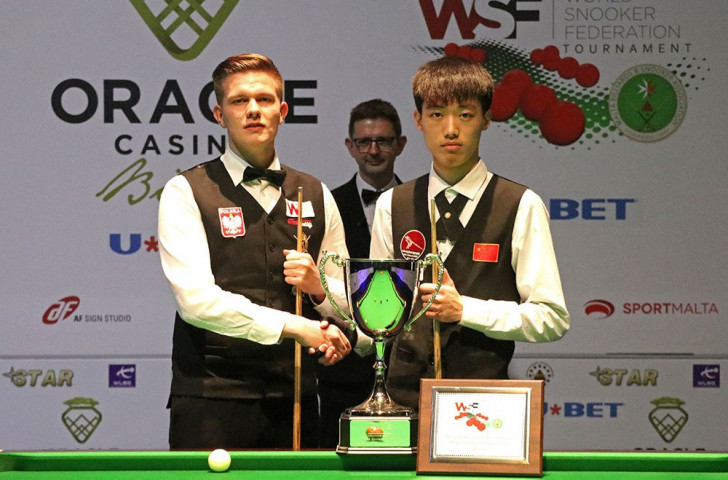 Adam Stefanów, left, and Luo Honghao line-up before the final at the inaugural WSF World Championship in Malta ©WSF