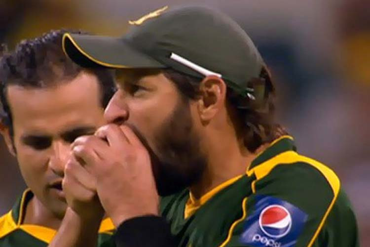 Shahid Afridi's apple bite is one of the most infamous cases of ball tampering in cricket ©YouTube