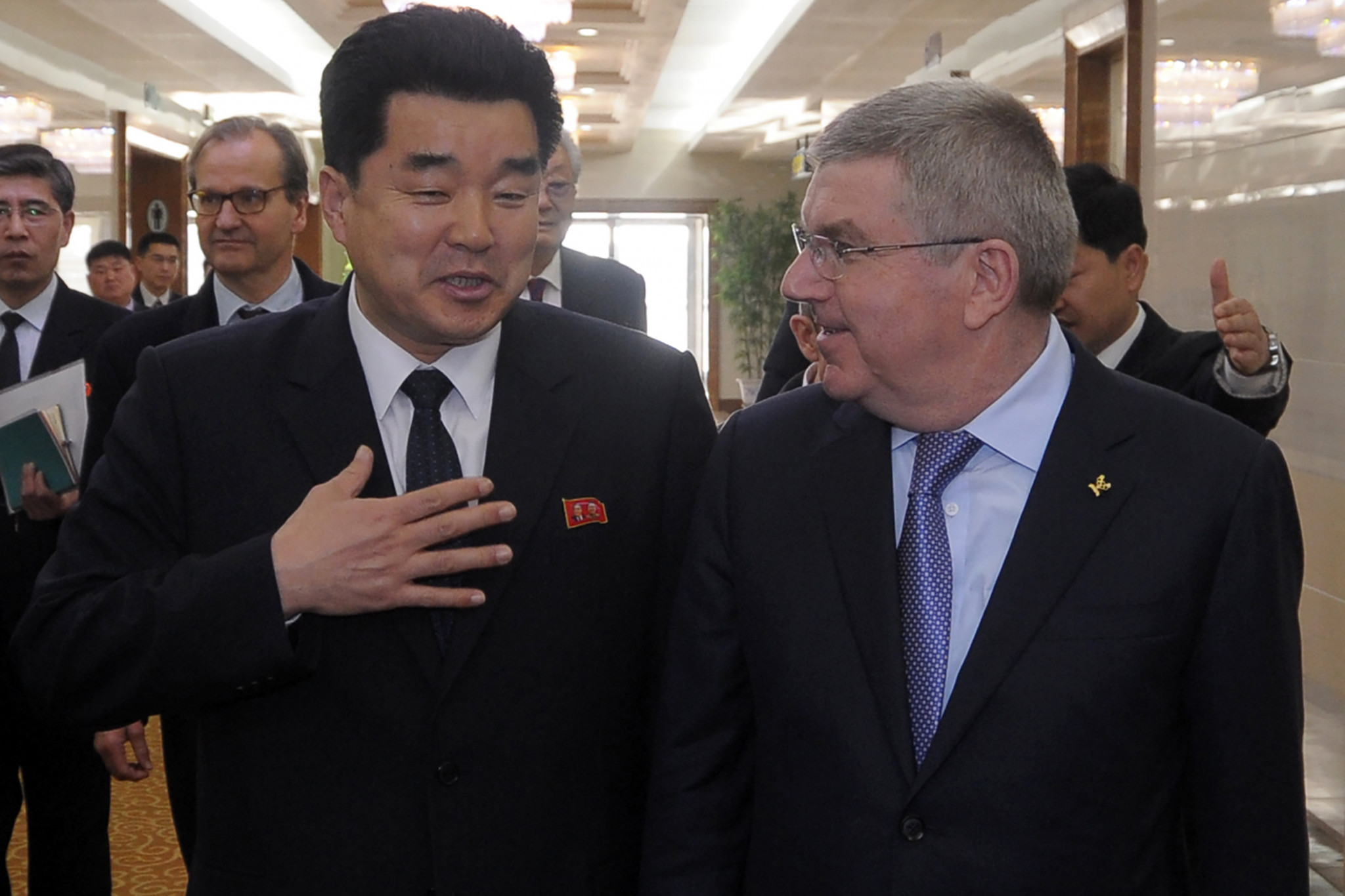 Thomas Bach speaks with Kim Il Guk, North Korea's Minister of Physical Culture and Sports, in Pyongyang today ©Getty Images