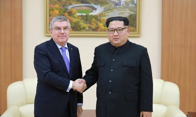 Thomas Bach, left, alongside Kim Jong-un during his visit ©AFP/Getty Images