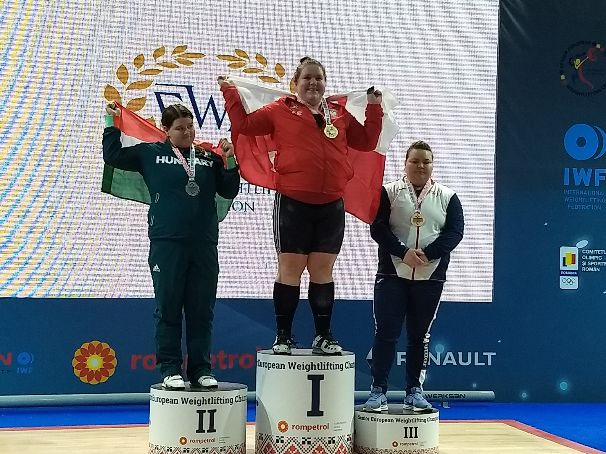 Aleksandra Mierzejewska, centre, made it a Polish double today at the European Championships when she won the women's 90kg title in Romania today ©Brian Oliver/ITG