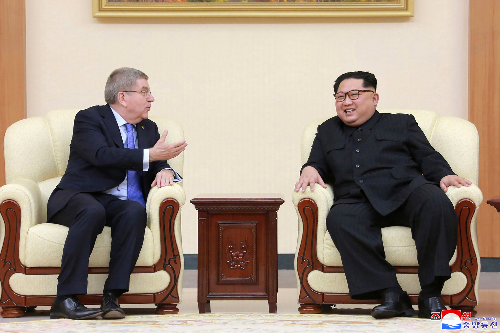 IOC President Thomas Bach, left, alongside North Korean Supreme Leader Kim Jong-Un ©Getty Images