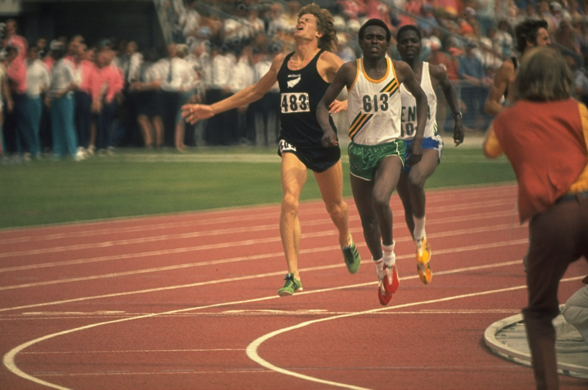Filbert Bayi beats John Walker to the 1974 Commonwealth 1500m title in Christchurch as both run inside the world record ©Getty Images