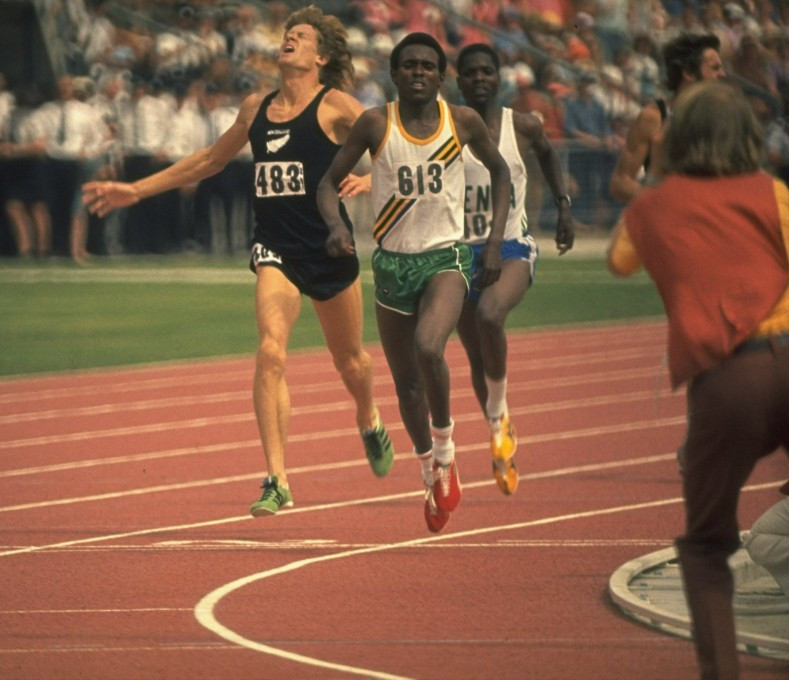 Tanzania's Filbert Bayi holds off New Zealand's John Walker to win the Commonwealth Games 1,500m in a world record time at Christchurch 1974 ©Getty Images