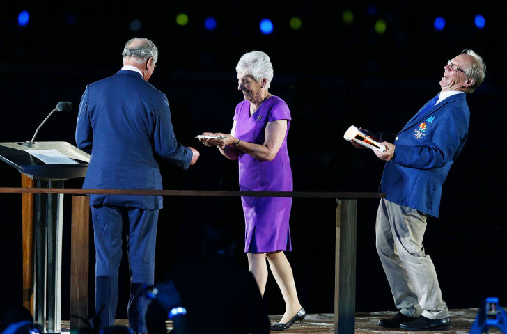 Peter Beattie, chairman of Gold Coast 2018, sees the funny side as CGF President Louise Martin is finally able to free the Queen's message for the waiting Prince Charles during the Commonwealth Games Opening Ceremony ©Getty Images