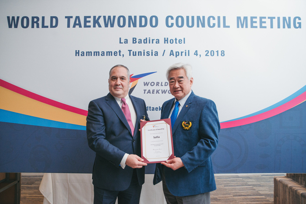 World Taekwondo President Chungwon Choue, right, awarding Sofia the 2020 World Taekwondo Junior Championships after the Bulgarian city was awarded the event at a Council meeting ©World Taekwondo