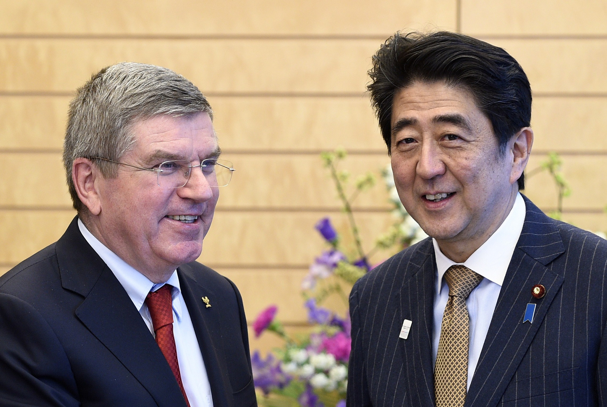 Thomas Bach, left, meeting with Shinzo Abe in 2015 ©Getty Images