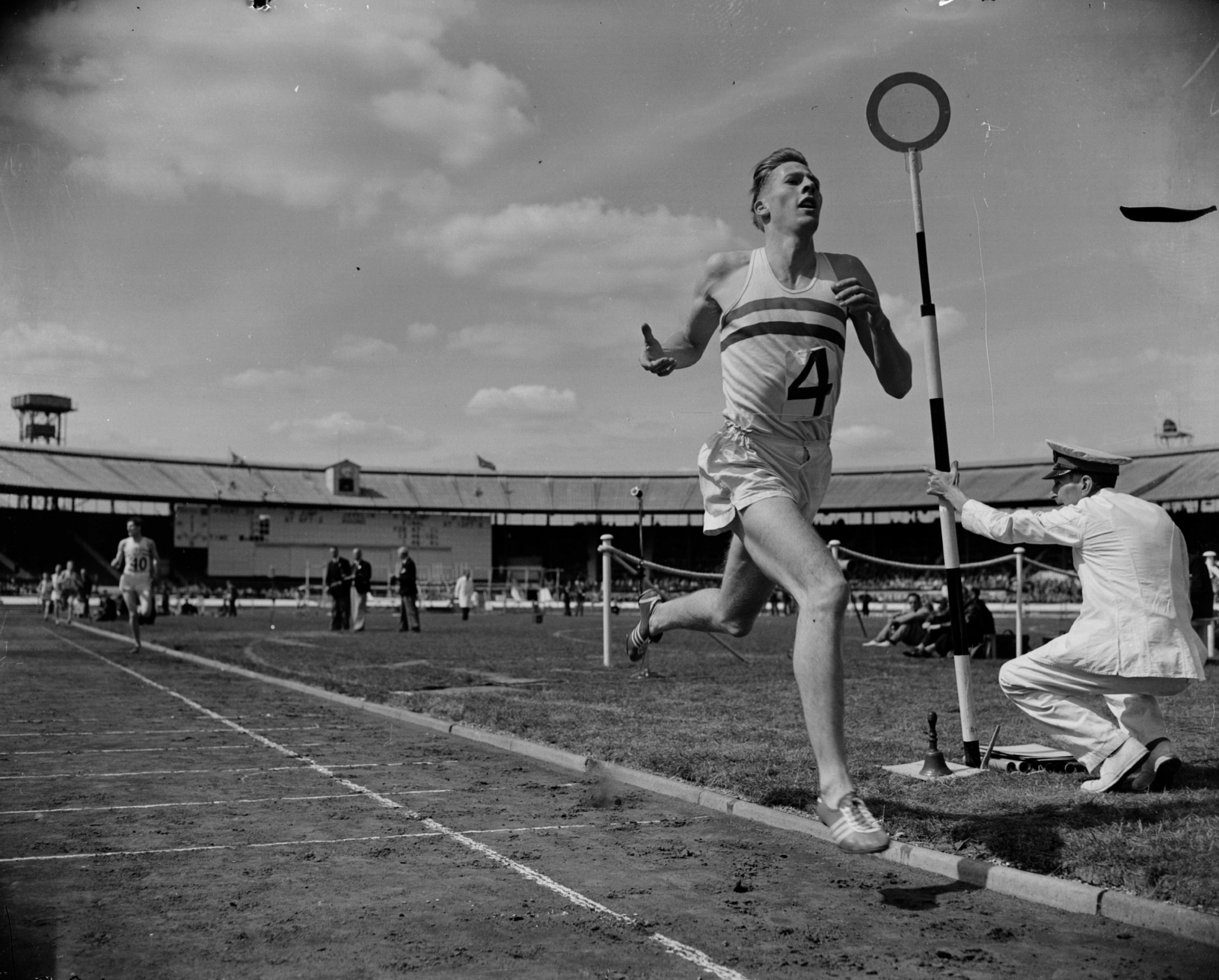 Sir Roger Bannister remains the most famous mile runner  ©Getty Images