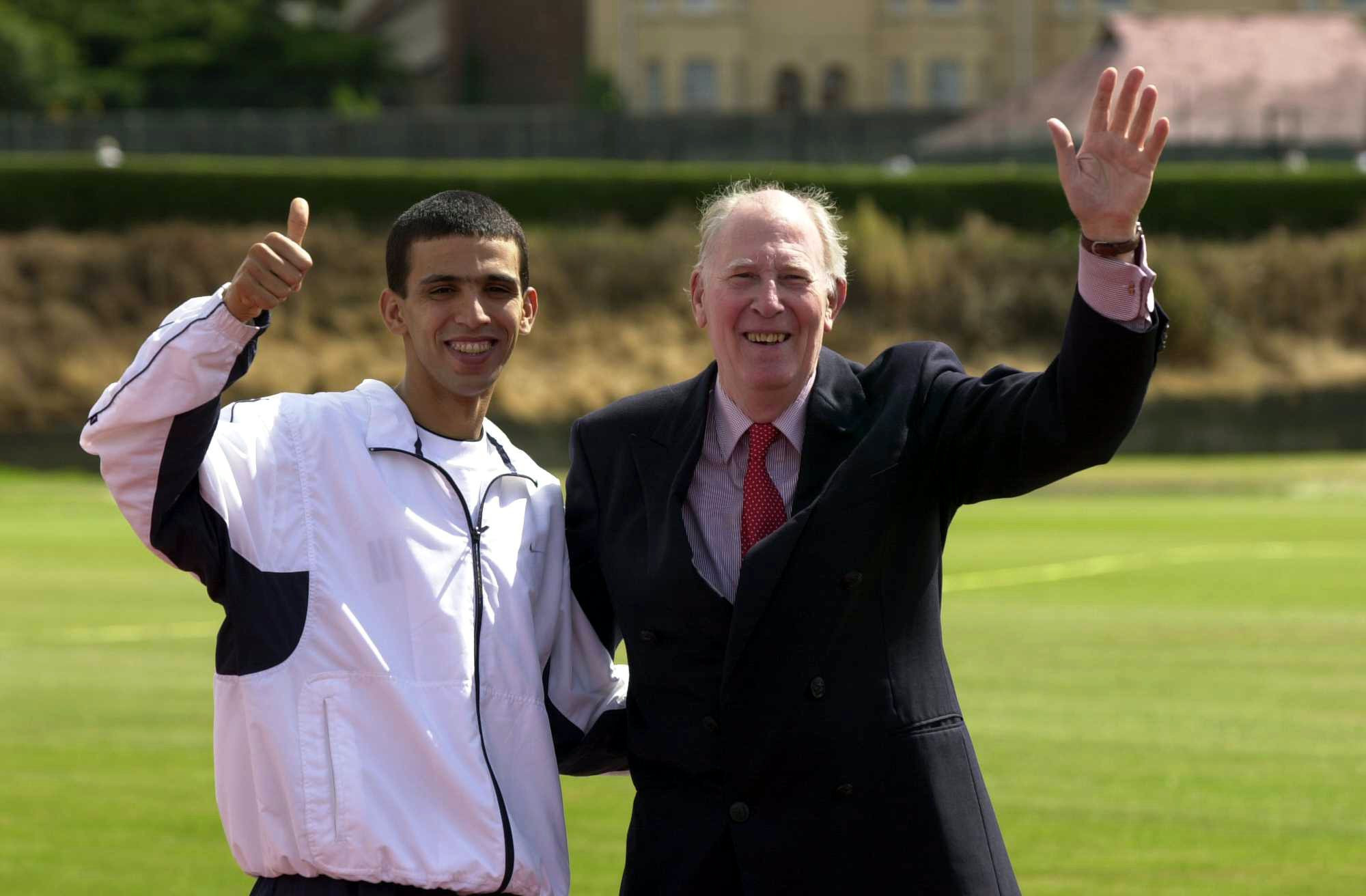Morocco's Hicham El Guerrouj, the 1500m and mile world record holder, pictured with the late Sir Roger Bannister ©Getty Images