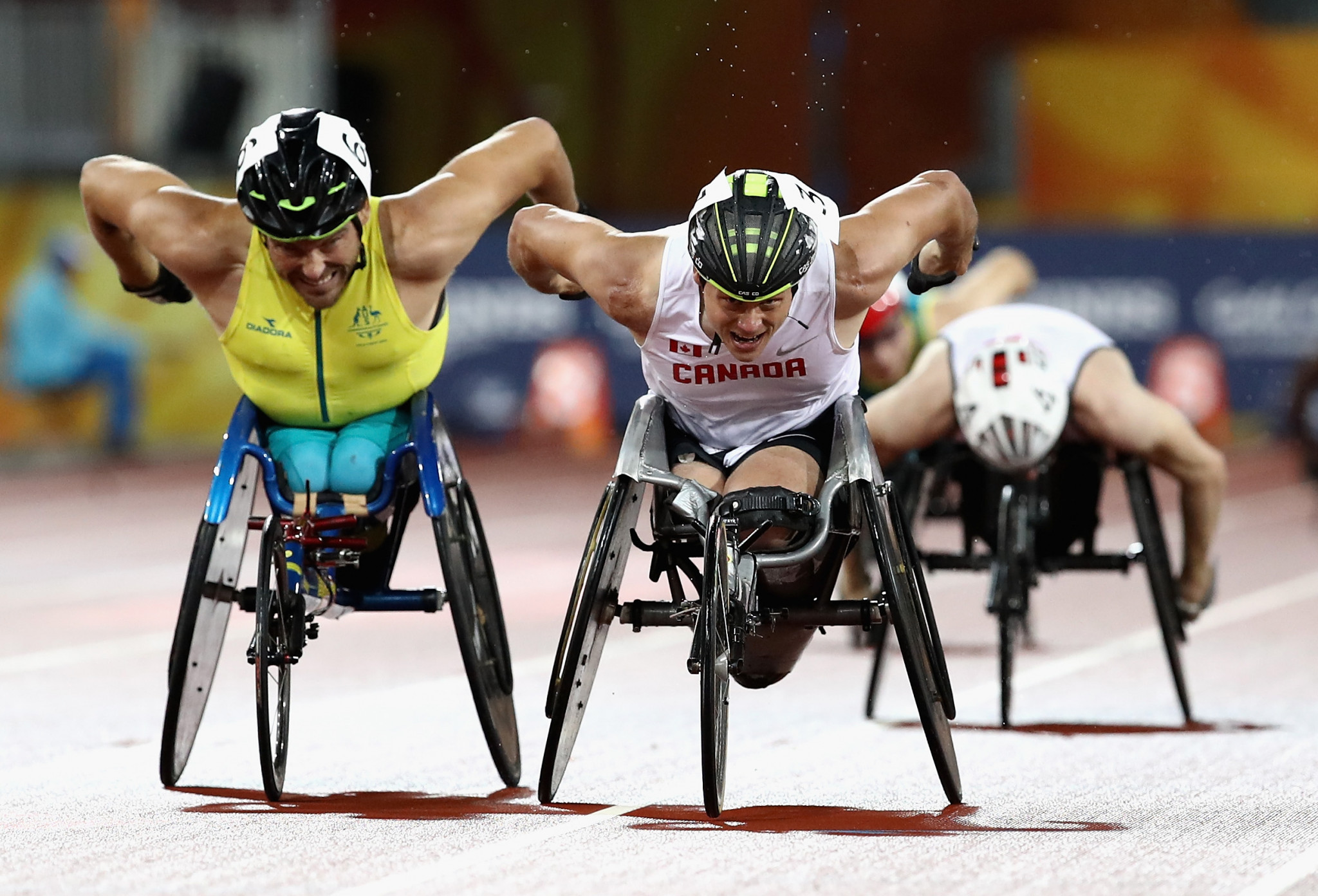 Canada's Alexandre Dupont, right, held-off Kurt Fearnley to win gold medal in the T54 1500m ©Getty Images
