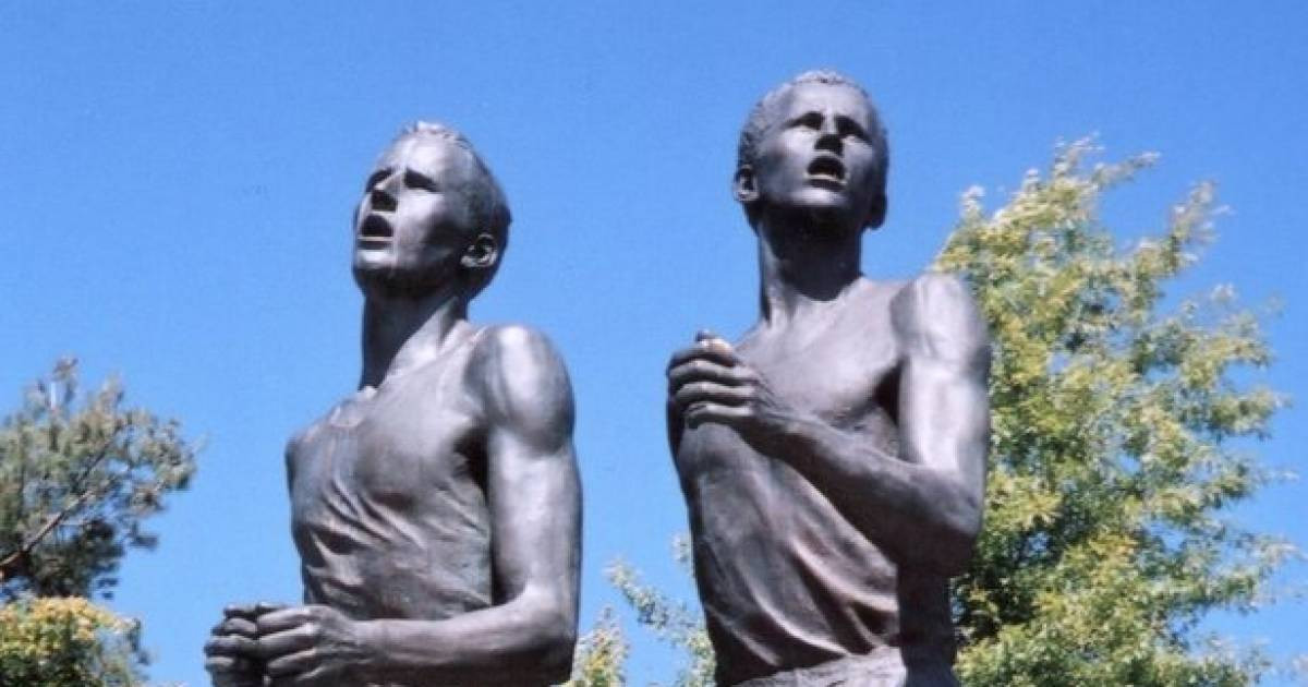 The famous race between Roger Bannister and John Landy has been immortalised by a statue in Vancouver ©Wikipedia