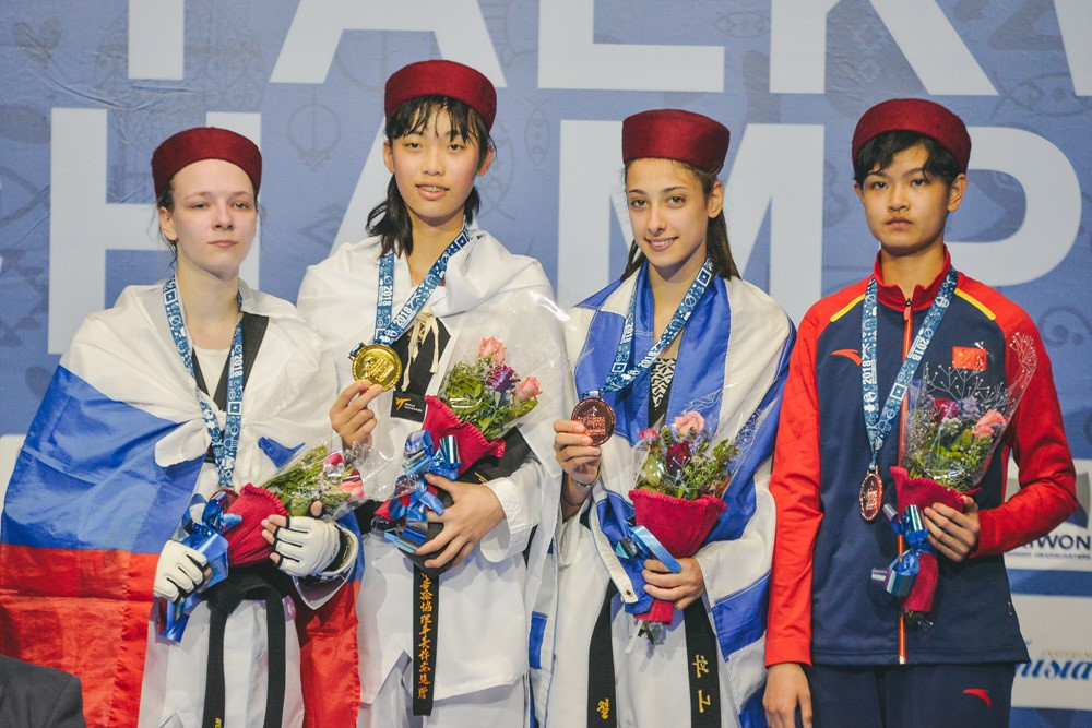 Chinese Taipei’s Chia-Ling Lo, second left,with her gold medal from  the junior women’s under-55kg category at the World Taekwondo Junior Championships in Hammamet ©Getty Images
