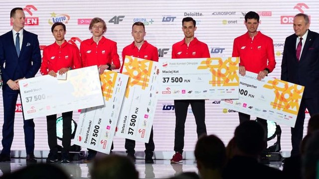 The Polish ski jumpers received prize money at a ceremony in Warsaw ©FIS