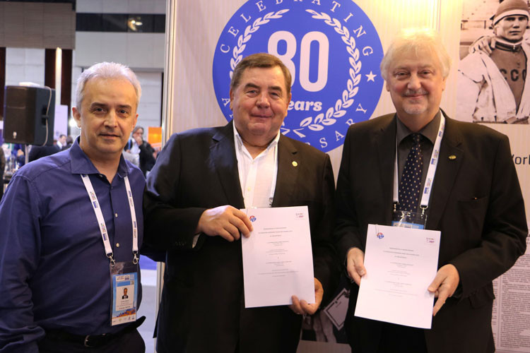 The signing of the MoU was the result of negotiations between FIAS President Vasily Shestakov, centre, and ISF secretary general Jan Coolen, right ©FIAS