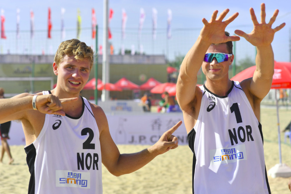Norwegian qualifiers Mol and Sorum beat the Olympic champions in Xiamen today ©FIVB