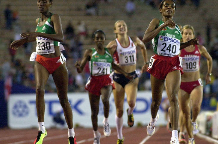 An agonised Radcliffe misses out on a medal at the 2001 IAAF World Championships in Edmonton as an Ethiopian trio headed by Derartu Tulu take the 10,000m medals. It was a pattern which repeated itself on the track many times before she found succes on the roads ©Getty Images