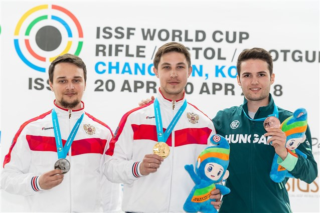 Russia's Alexander Dryagin, centre, beat team-mate Vladimir Maslennikov, left, and Hungary's ISSF world rankings leader István Péni to win the men's 10m air rifle event ©ISSF