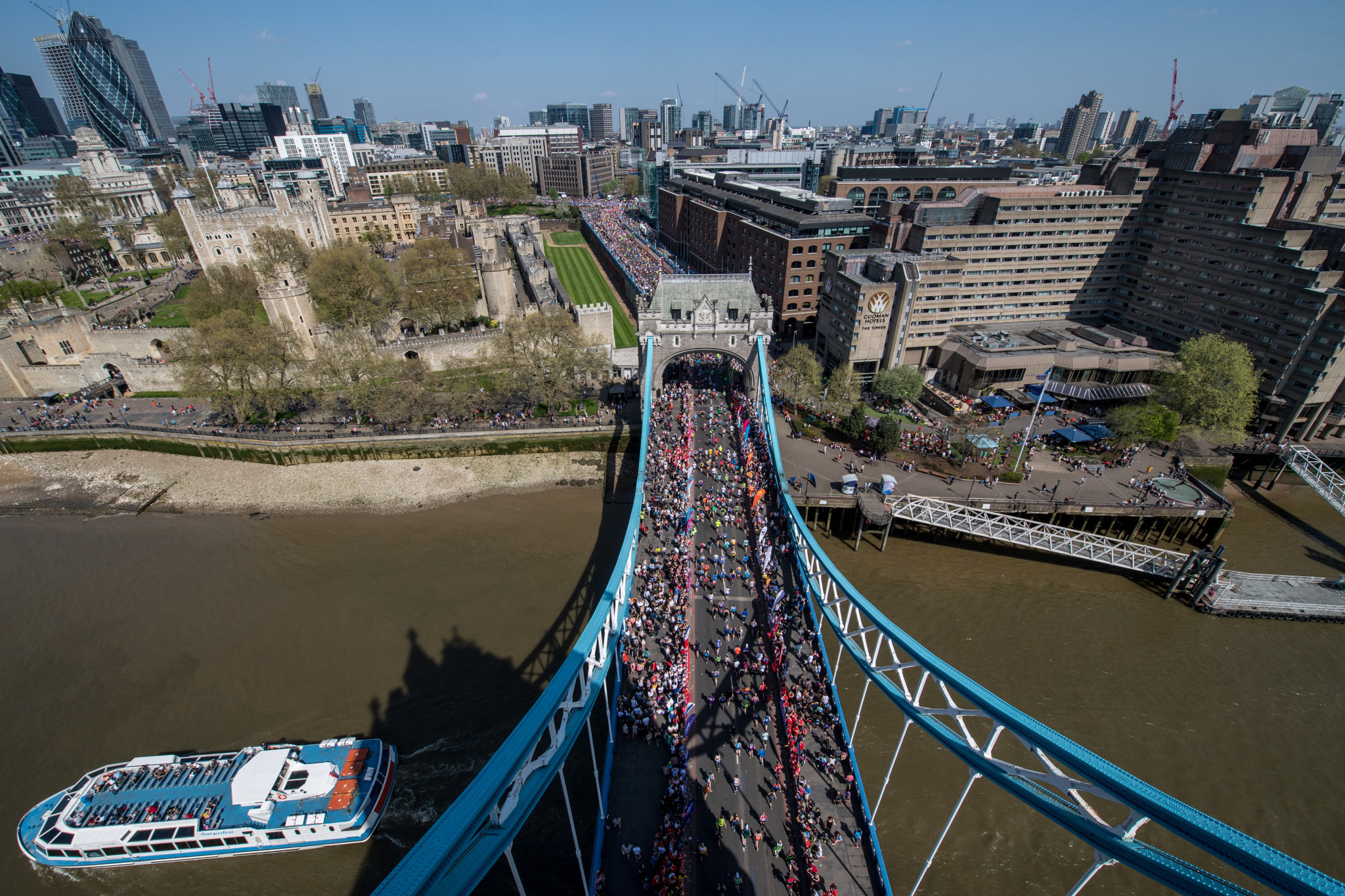 The mass start events took place amid rising temperatures in London ©Getty Images