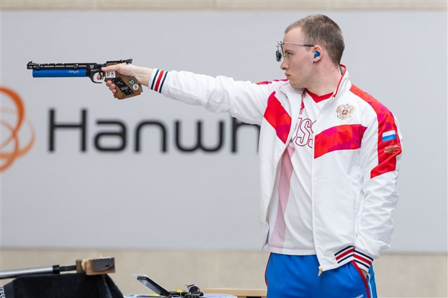 Artem Chernousov narrowly won the 10m men's air pistol competition ©ISSF