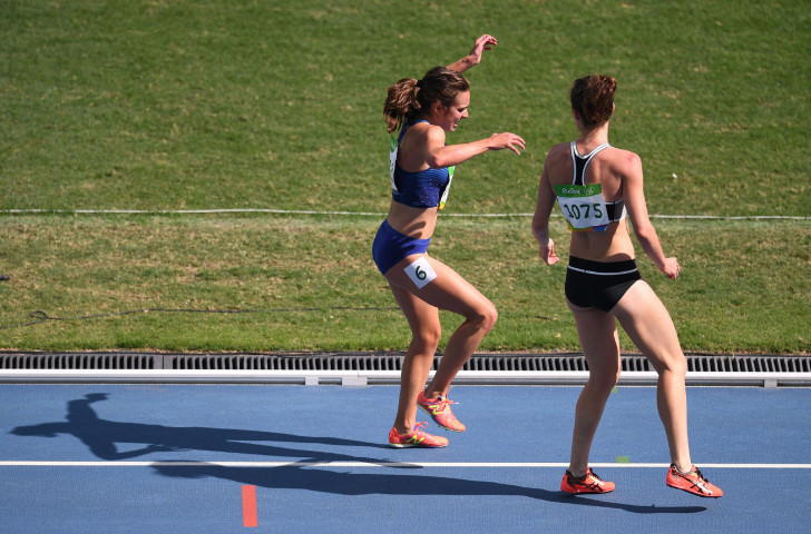 New Zealand's Nikki Hamblin turns to help Abbey D'Agostino in their Rio 2016 5000m heat ©Getty Images  