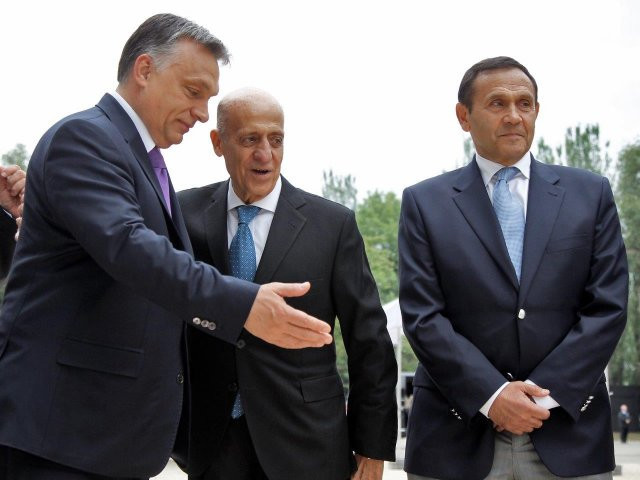 Tamas Gyarfas, right, alongside Hungarian Prime Minister VIktor Orban, left, and FINA President Julio Maglione ©MOB