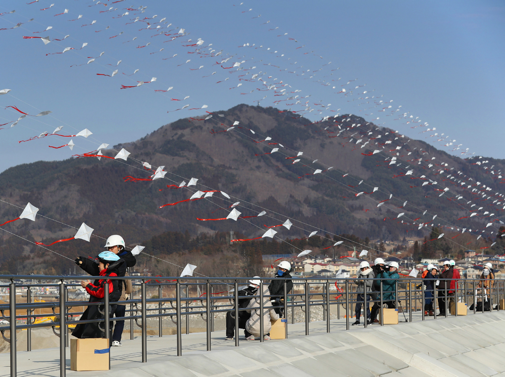 Residents of Rikuzentakata in Iwate fly kites with numbers of the city's victims in the 2011 tsunami and earthquake disaster ©Getty Images