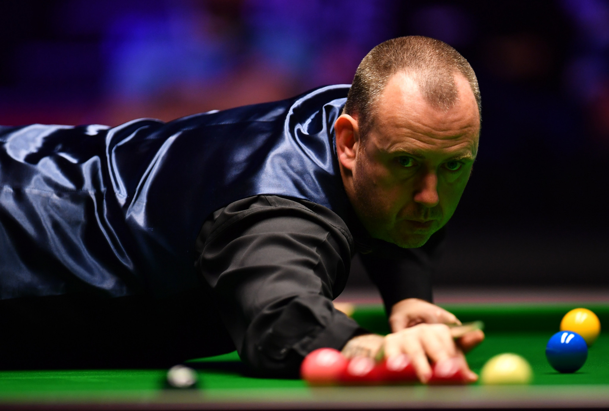 Mark Williams, pictured survived a fightback from Jimmy Robertson to book his place in the next round ©Getty Images
