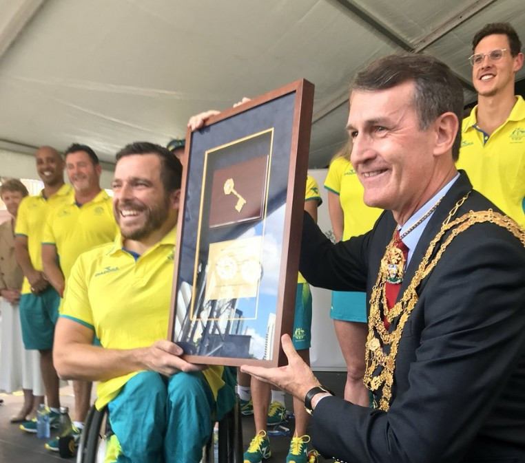 Brisbane’s Lord Mayor Graham Quirk handed the city’s keys to Para-athlete Kurt Fearnley ©Team Quirk/Twitter