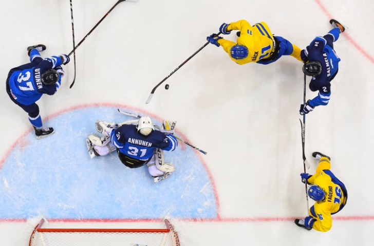 Sweden pressurise the Finnish goal in their IIHF World Under 18 Championship semi-final but repelled ©IIHF