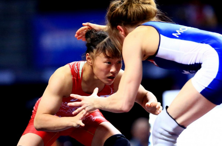 Eri Tosaka won Japan's first gold medal of the evening after successfully defending her women's freestyle 48kg crown ©Martin Gabor/UWW