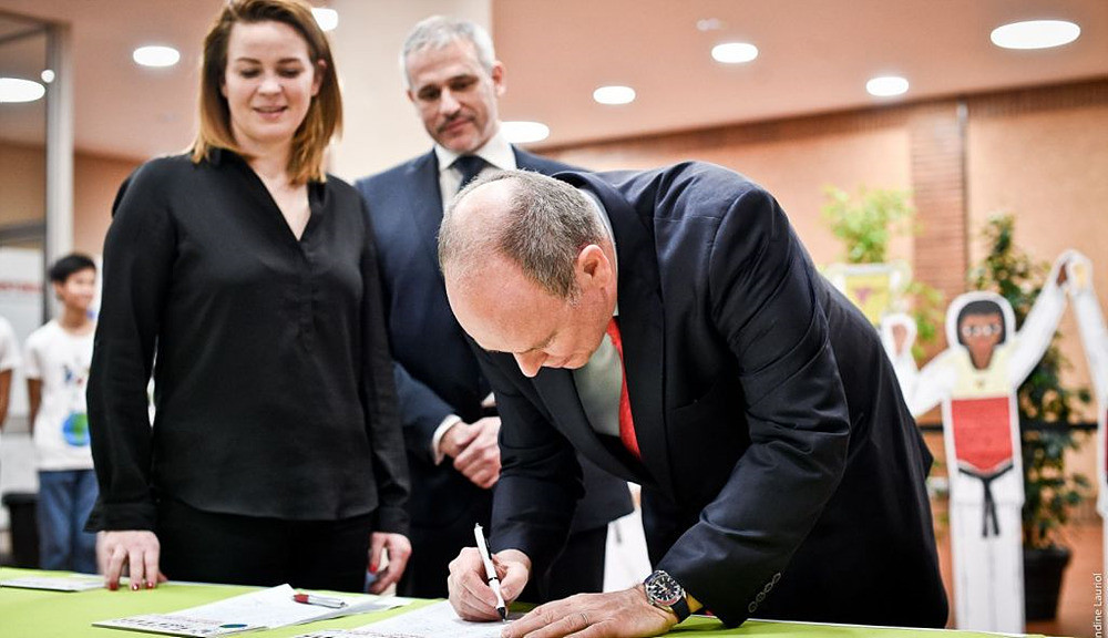 Prince Albert signing a petition to show his support for the Taekwondo Humanitarian Foundation ©World Taekwondo