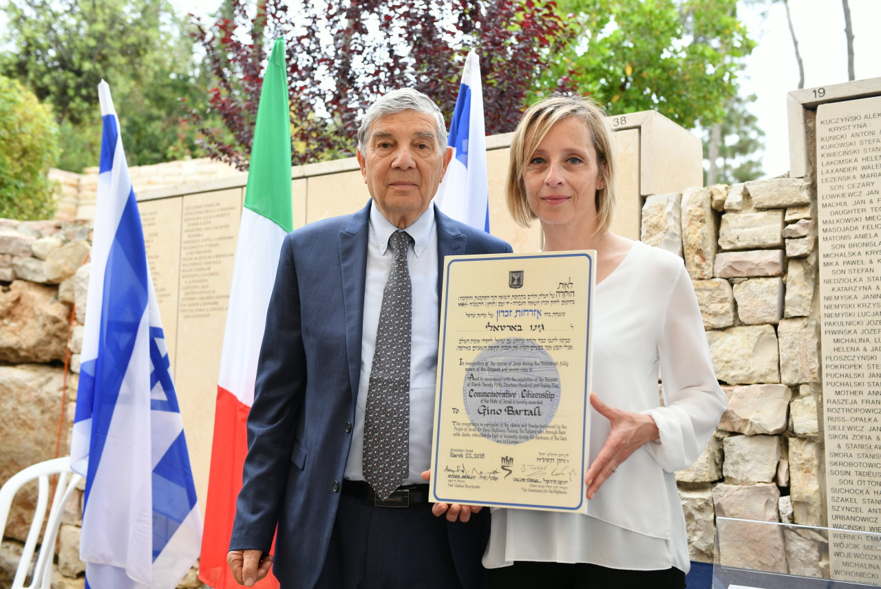 Gino Bartali was posthumously made an honorary citizen of Israel prior to the start of the race during a ceremony attended by Yad Vashem chairman Avner Shalev and Gioia Bartali, Gino's grand-daughter ©LaPresse