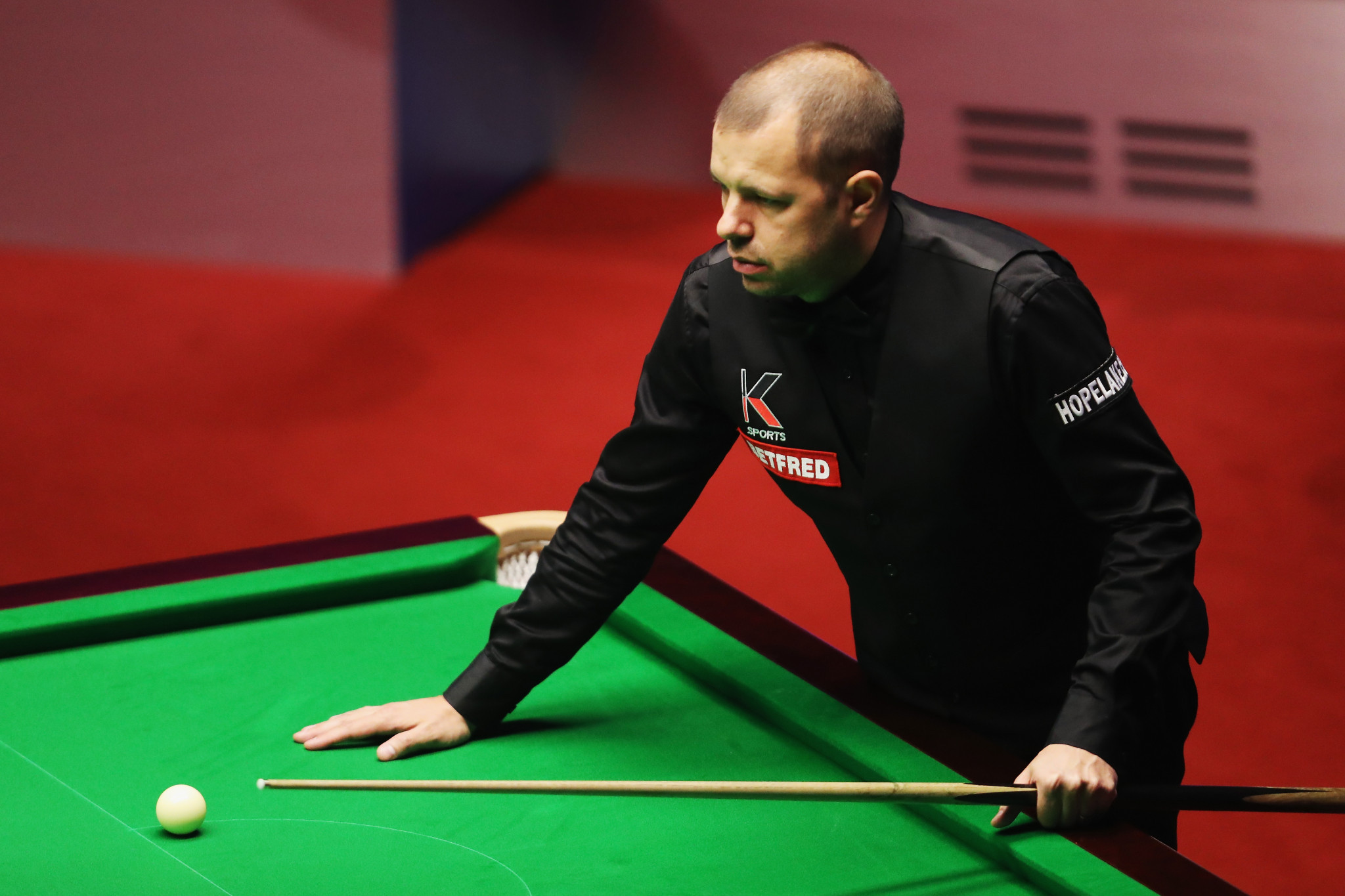 England'sBarry Hawkins will have a two frame lead over Wales' Mark Williams going into tomorrow in their semi-final of the World Snooker Championship in Sheffield ©Getty Images