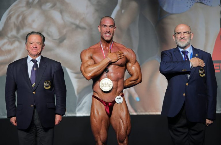 Spain's overall Classic Bodybuilding European Champion Patricio Martin, with IFBB President Rafael Santonja, left ©IFBB