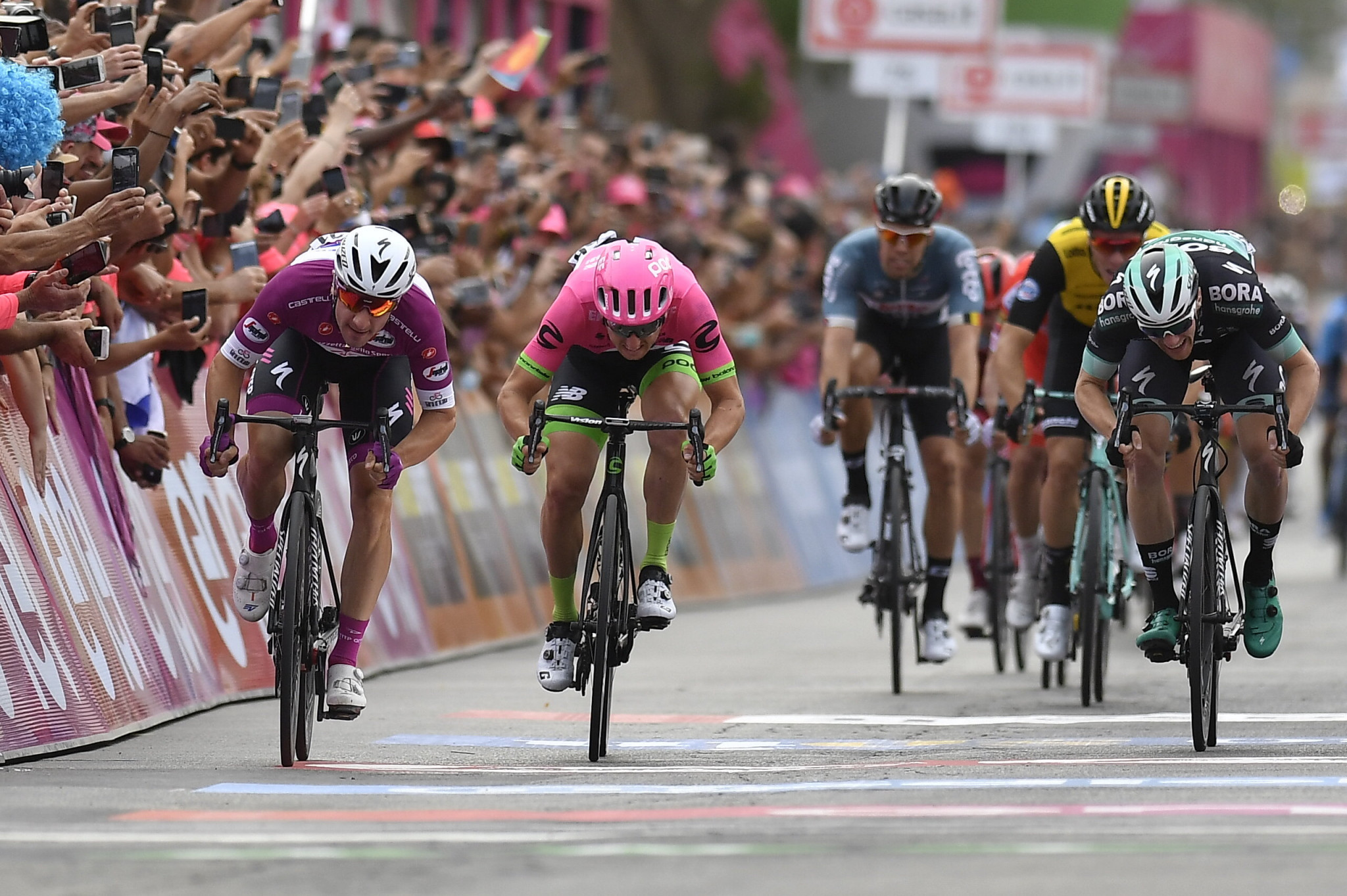 Elia Viviani, left, secured back-to-back sprint victories at the Giro d'Italia ©LaPresse