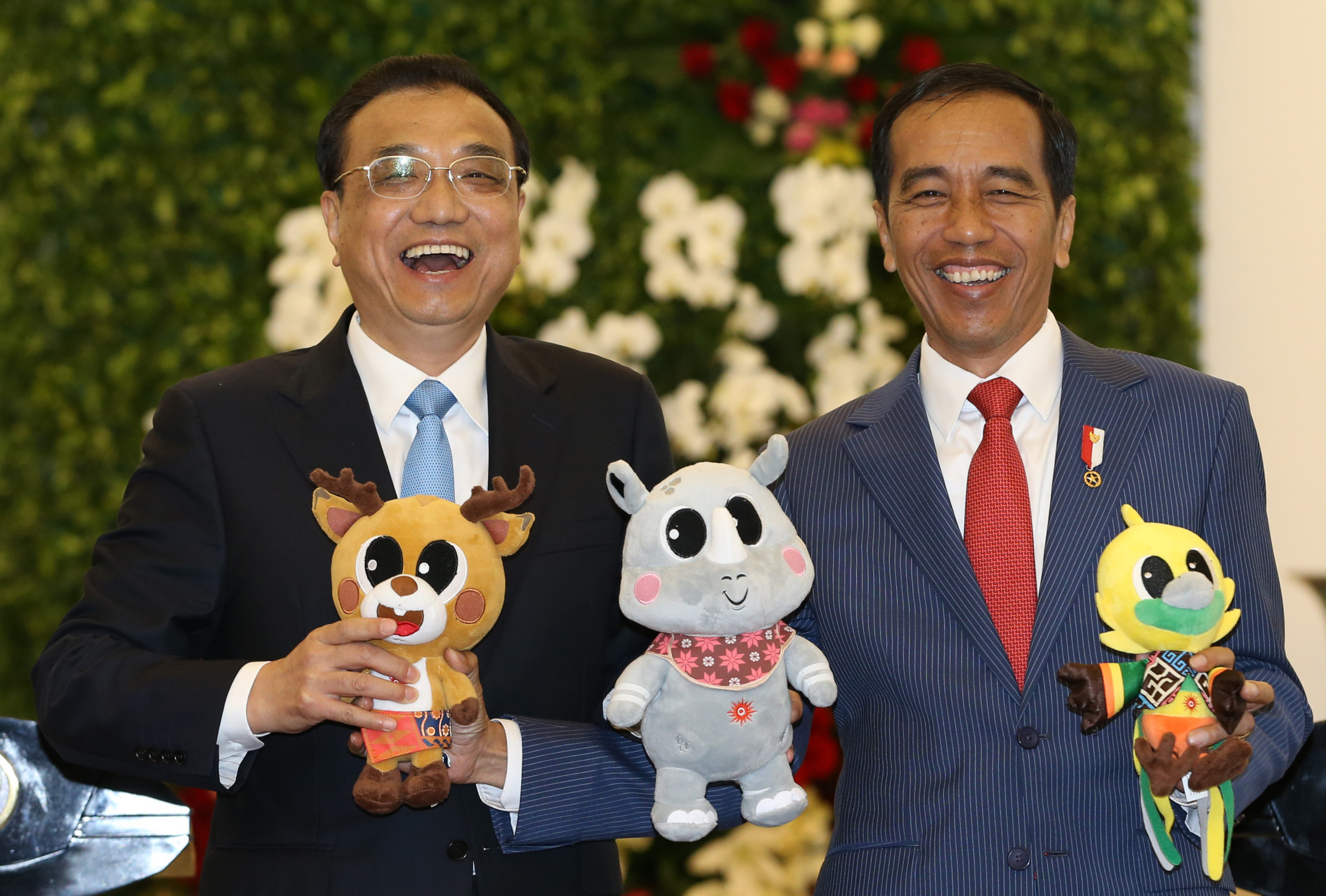 Indonesian President Joko Widodo, right, and Chinese Premier Li Keqiang hold Asian Games mascots. The former has been praised by the OCA ©Getty Images