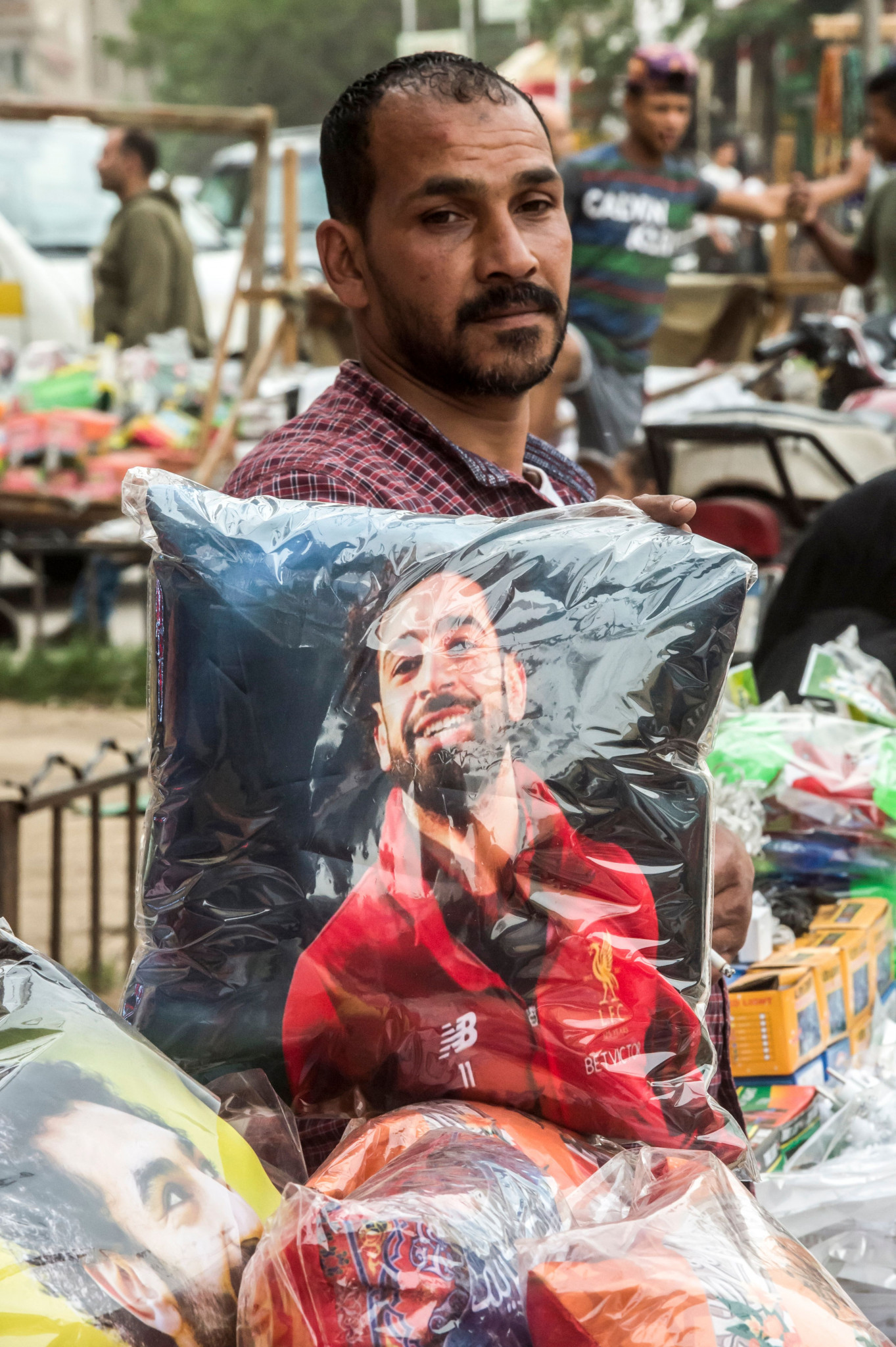 An Egyptian peddlar poses with Mo Salah merchandise in Cairo ©Getty Images