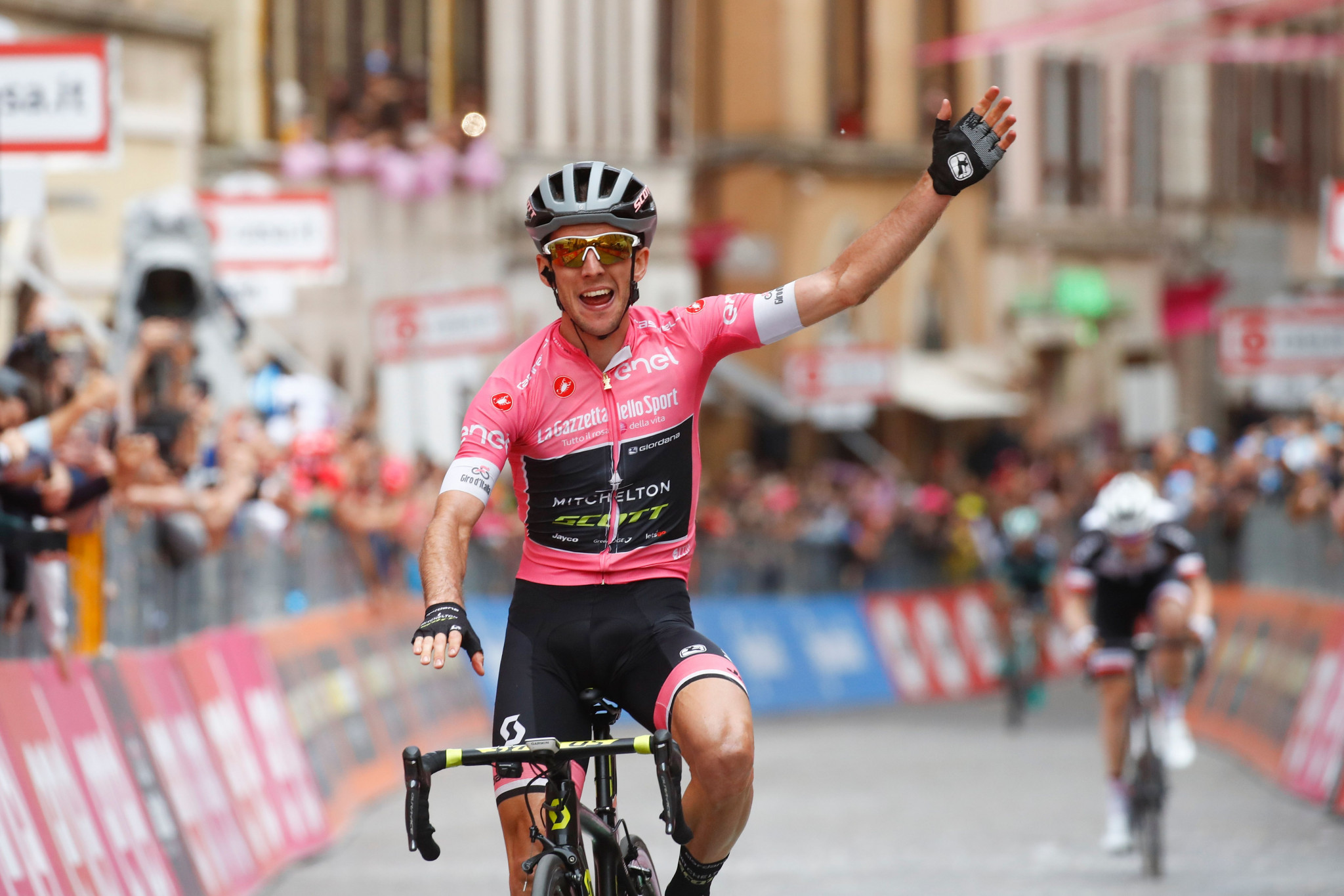 Yates secures second stage win to extend Giro d'Italia race lead