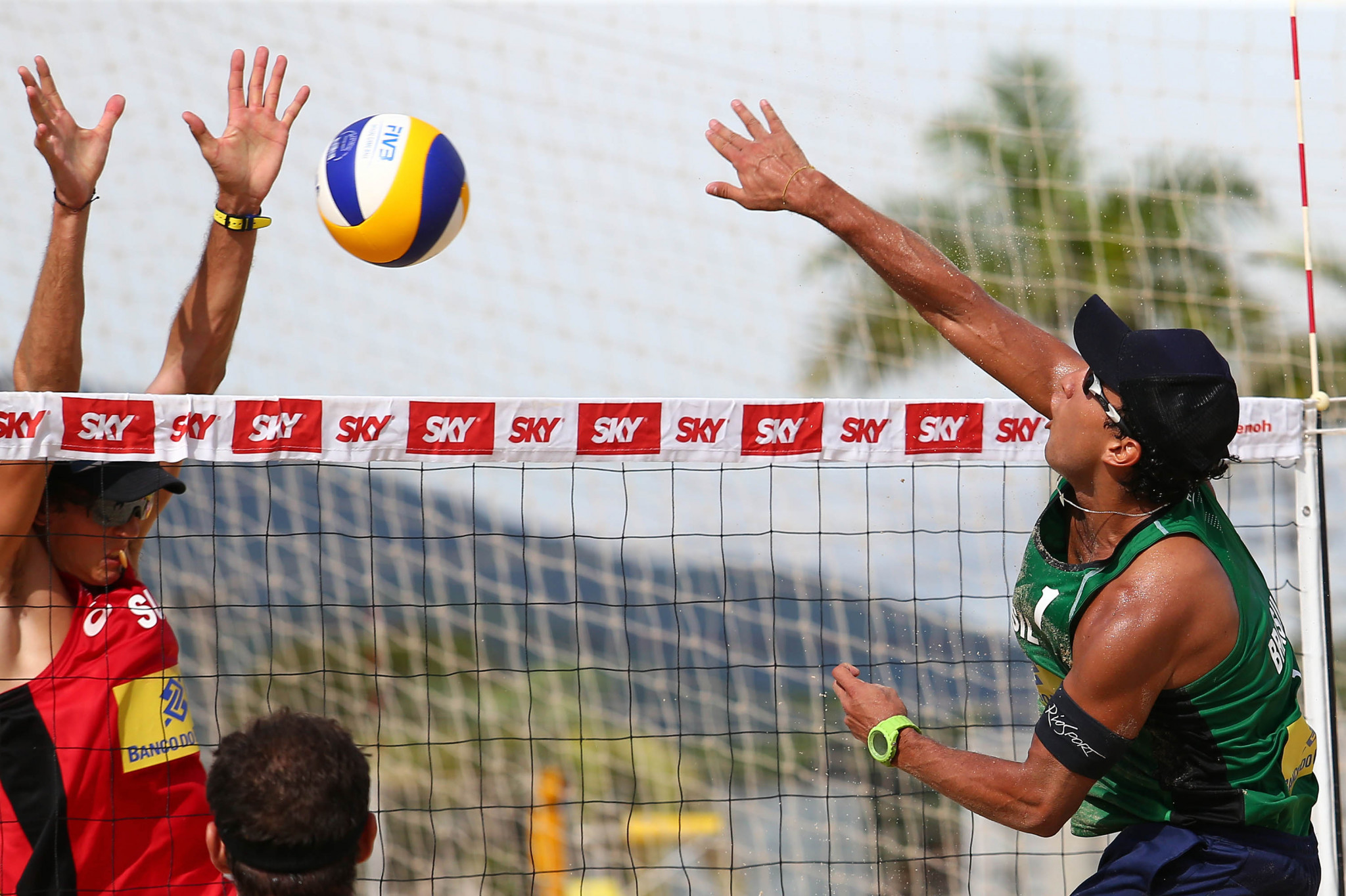 Brazil's Ramon Ferreira and his partner Fernando Magalhaes survived the qualifier in Itapema ©FIVB
