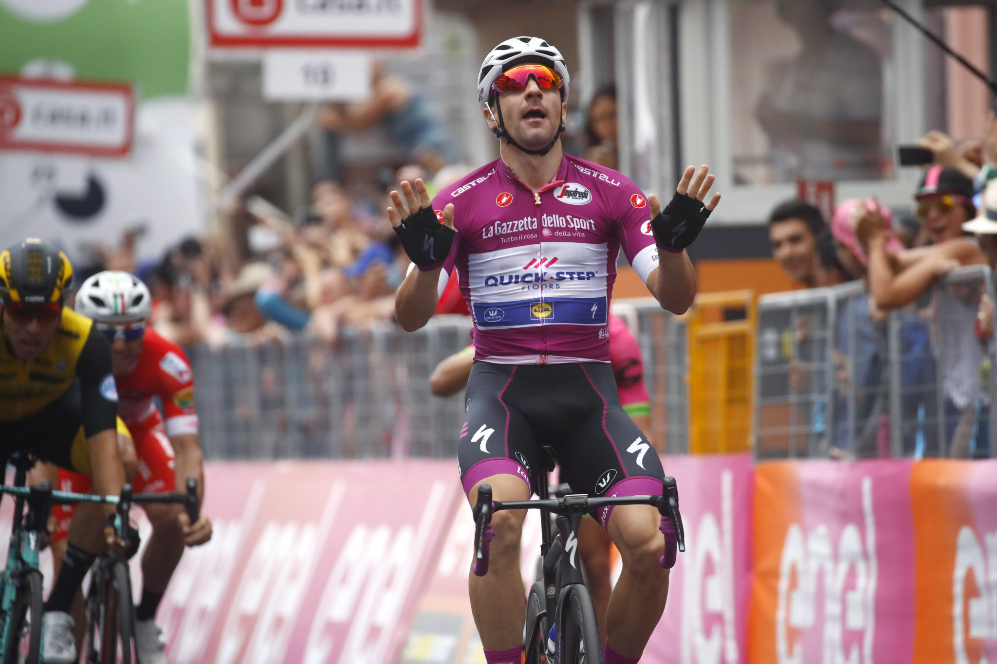 Viviani responds to setback by earning stage 13 victory at Giro d’Italia